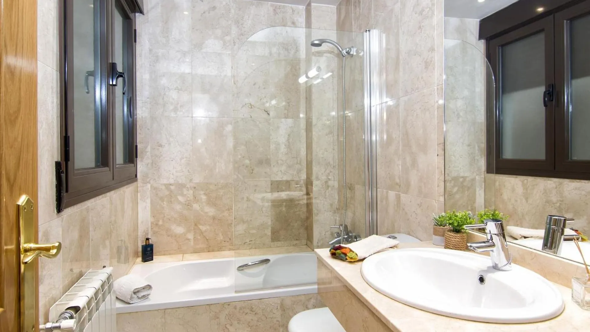 Elegant Town Hall Apartment With Views Granada